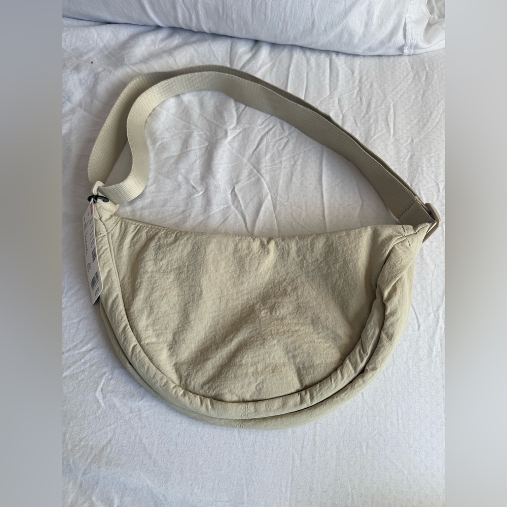 Uniqlo Nylon Crescent bag in the color Natural
